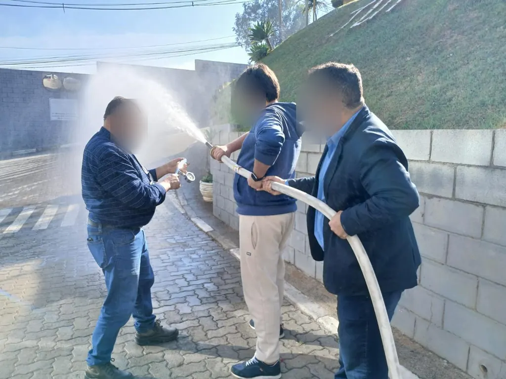 Equipe acompanhando o teste de vazão do hidrante