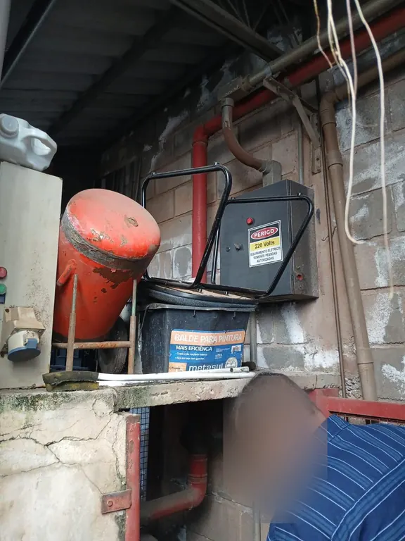 Equipamentos da casa de bombas de incêndio durante inspeção