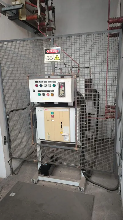 Painel de comando e disjuntor de média tensão dentro de cabine primária