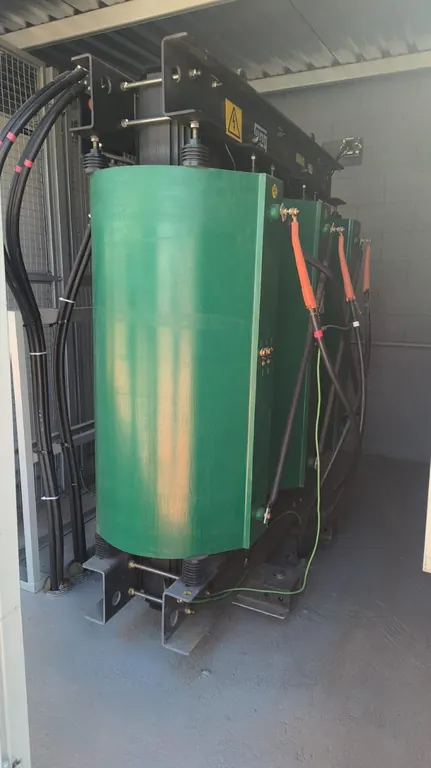 Transformador a seco instalado em cabine primária