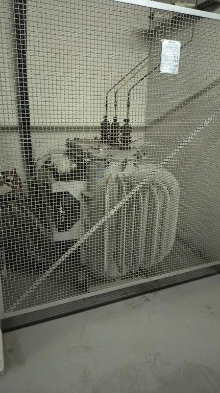 Transformador protegido por tela metálica em cabine primária