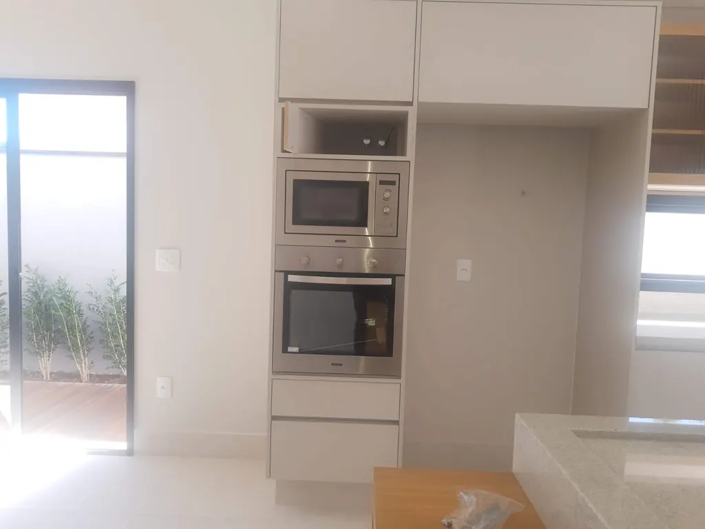 Cozinha de residência com marcenaria e eletrodomésticos embutidos