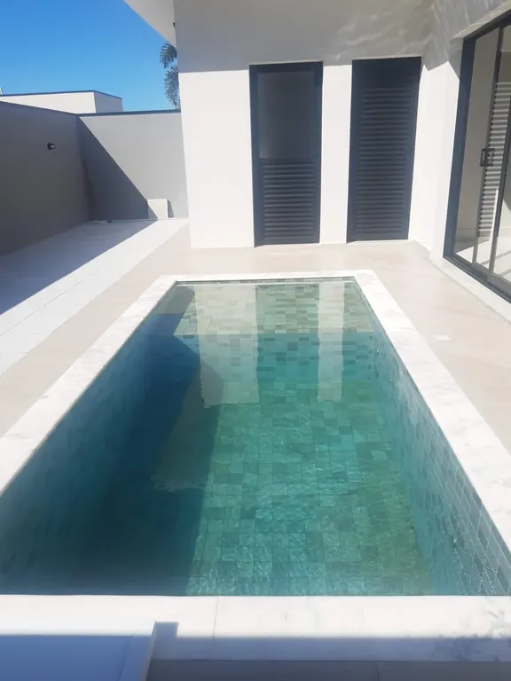 Piscina revestida na área externa de residência
