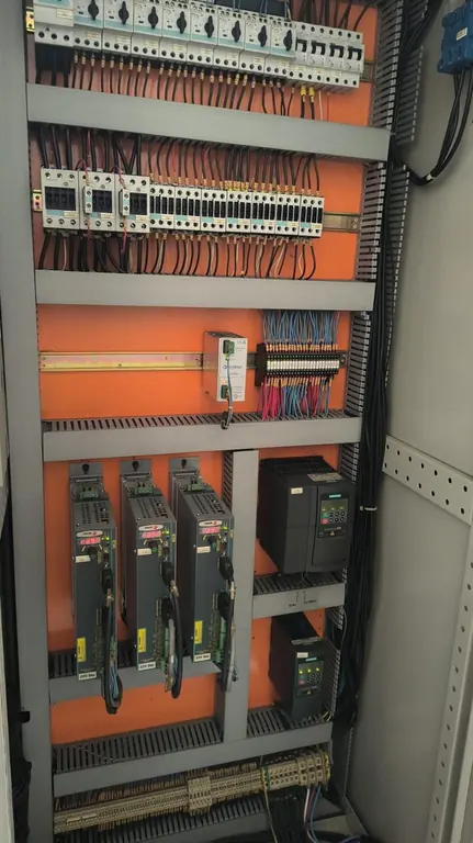 Painel de automação com inversores de frequência, contatores e disjuntores