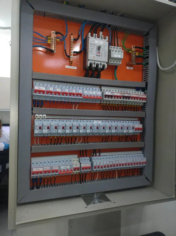 Quadro de distribuição montado com disjuntores identificados
