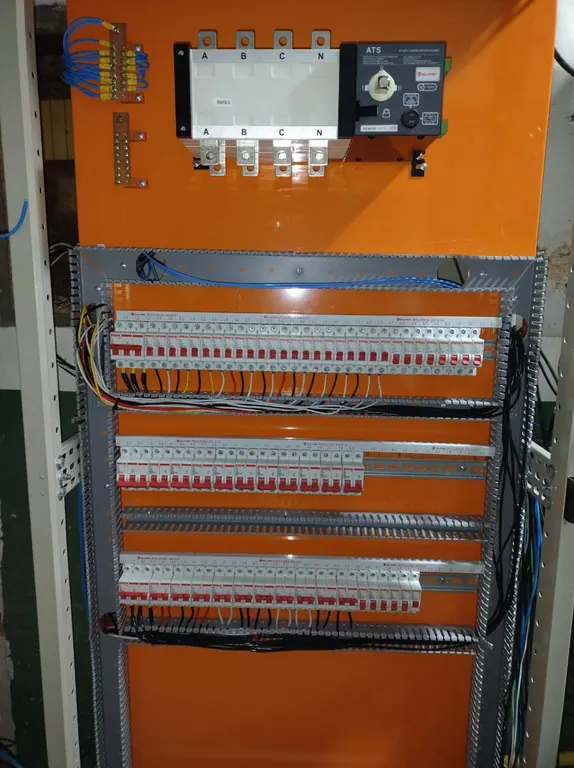 Quadro geral com chave de transferência e fileiras de disjuntores
