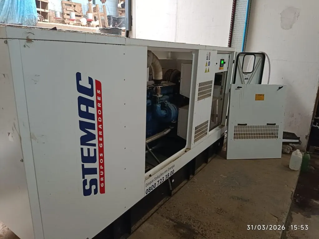 Grupo gerador a diesel instalado em área externa