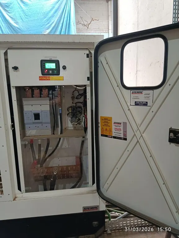 Painel de comando do grupo gerador com a porta aberta