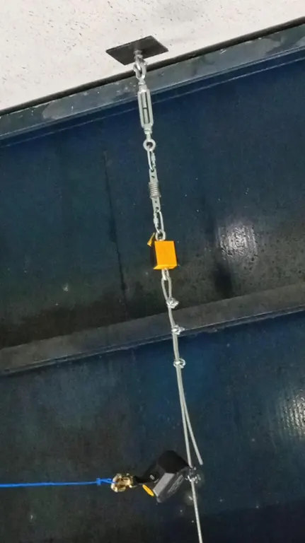 Cabo de aço da linha de vida com tensor e absorvedor fixados na cobertura