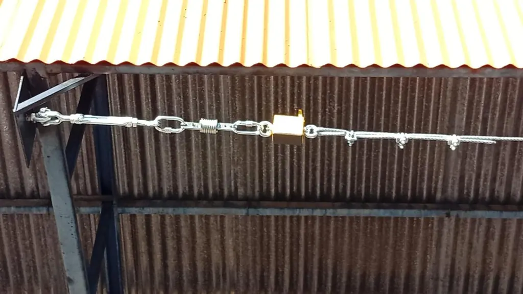 Linha de vida instalada sob o telhado, com tensor e grampos