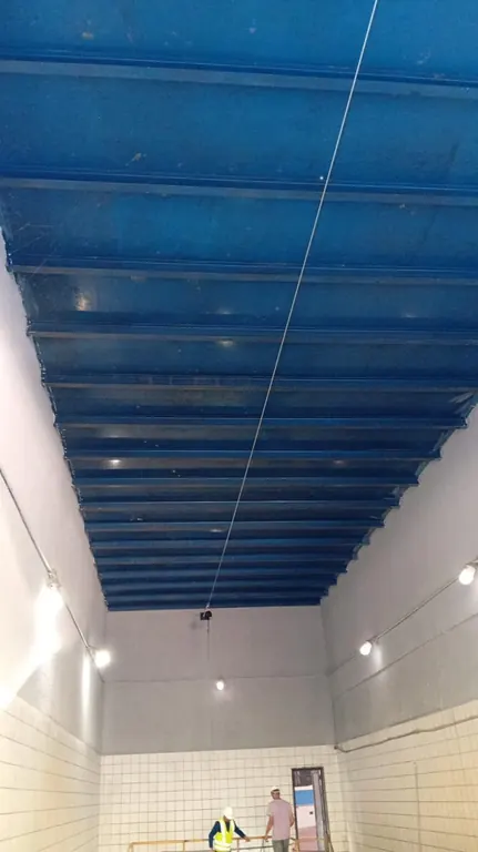 Linha de vida esticada ao longo de uma cobertura alta