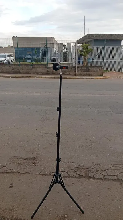 Sonômetro em tripé no ponto de medição junto à via