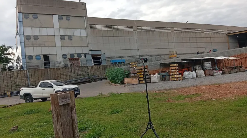 Medição de ruído ambiental em frente ao galpão industrial