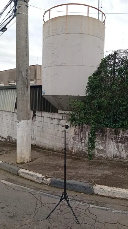 Sonômetro posicionado na calçada, no limite da propriedade