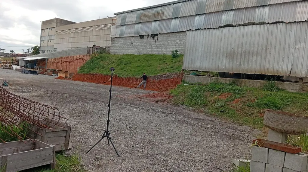 Ponto de medição de ruído ambiental nos fundos do terreno