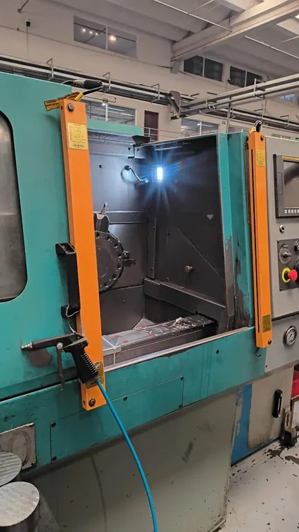 Máquina com cortina de luz instalada na abertura de acesso