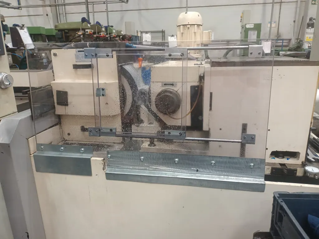 Máquina industrial com proteções fixas em chapa e acrílico