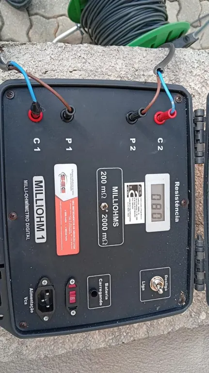 Miliohmímetro ligado à descida do SPDA durante o ensaio de continuidade