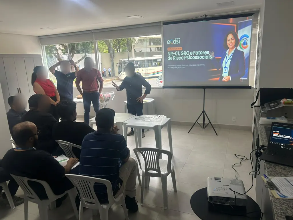 Participantes em atividade prática durante o treinamento de NR-01