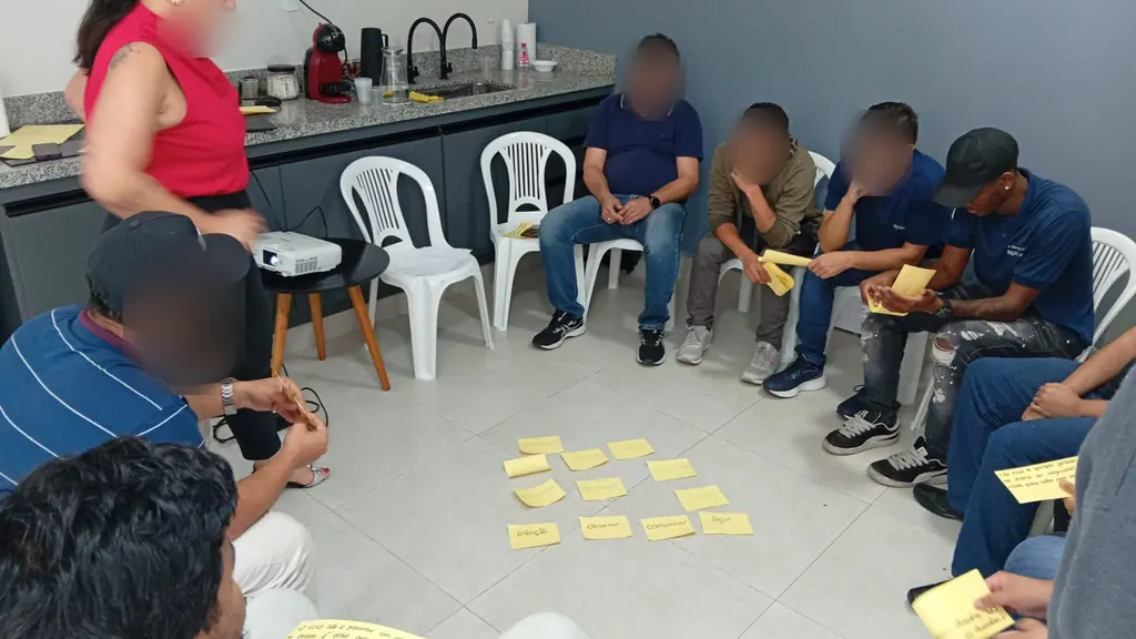 Dinâmica em grupo com cartões no chão durante o treinamento