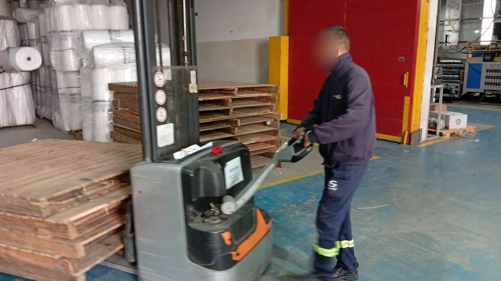Aula prática de operação de empilhadeira elétrica com paletes