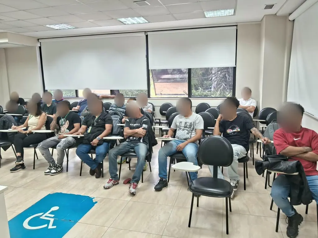 Turma em sala de treinamento acompanhando a aula