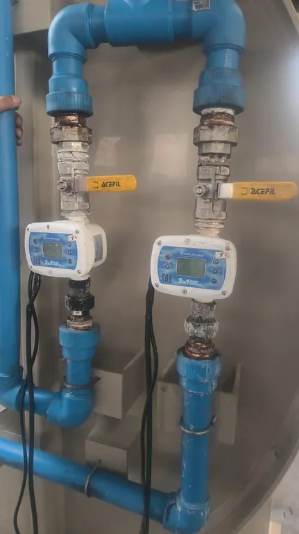 Medidores de vazão instalados na linha de abastecimento