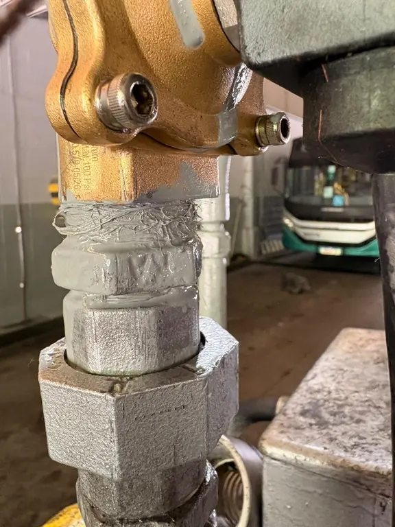 Conexão roscada da tubulação de abastecimento de diesel