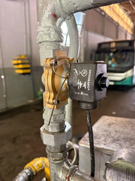 Válvula solenoide instalada na linha de abastecimento