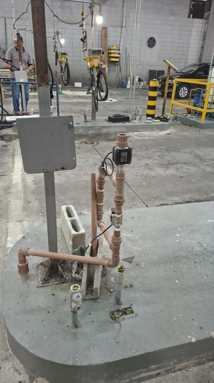 Tubulação com medidor de vazão junto ao ponto de abastecimento