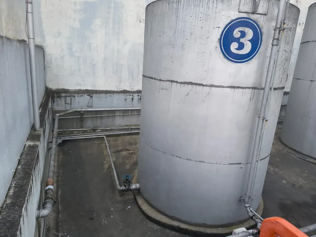 Tanque de armazenamento de combustível e tubulação de saída