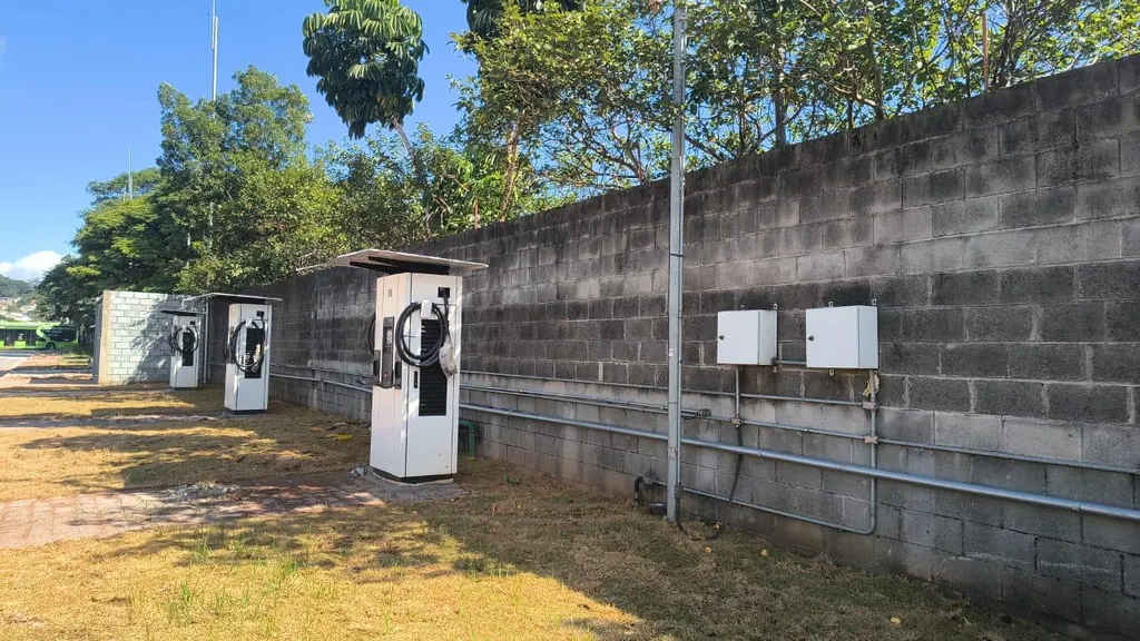 Estação de recarga externa com quadros de proteção na parede