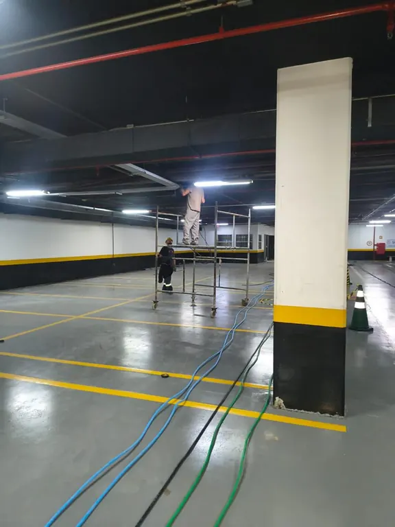 Lançamento de cabos no piso de garagem para alimentar os carregadores