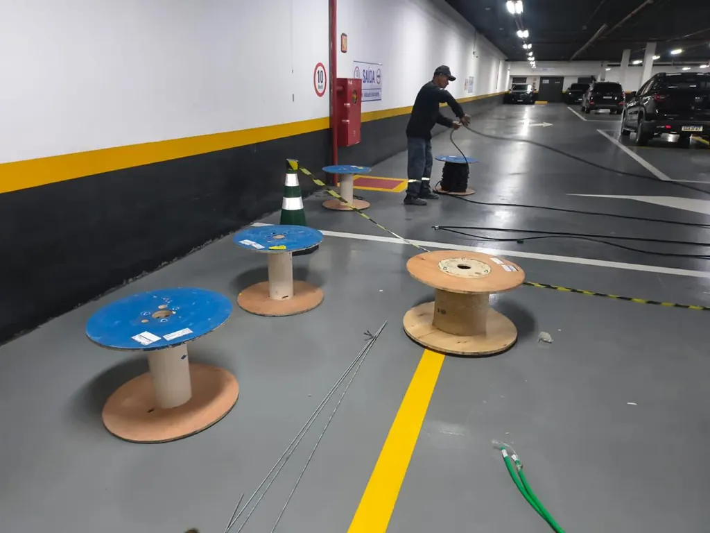 Bobinas de cabo e lançamento de infraestrutura em garagem subterrânea